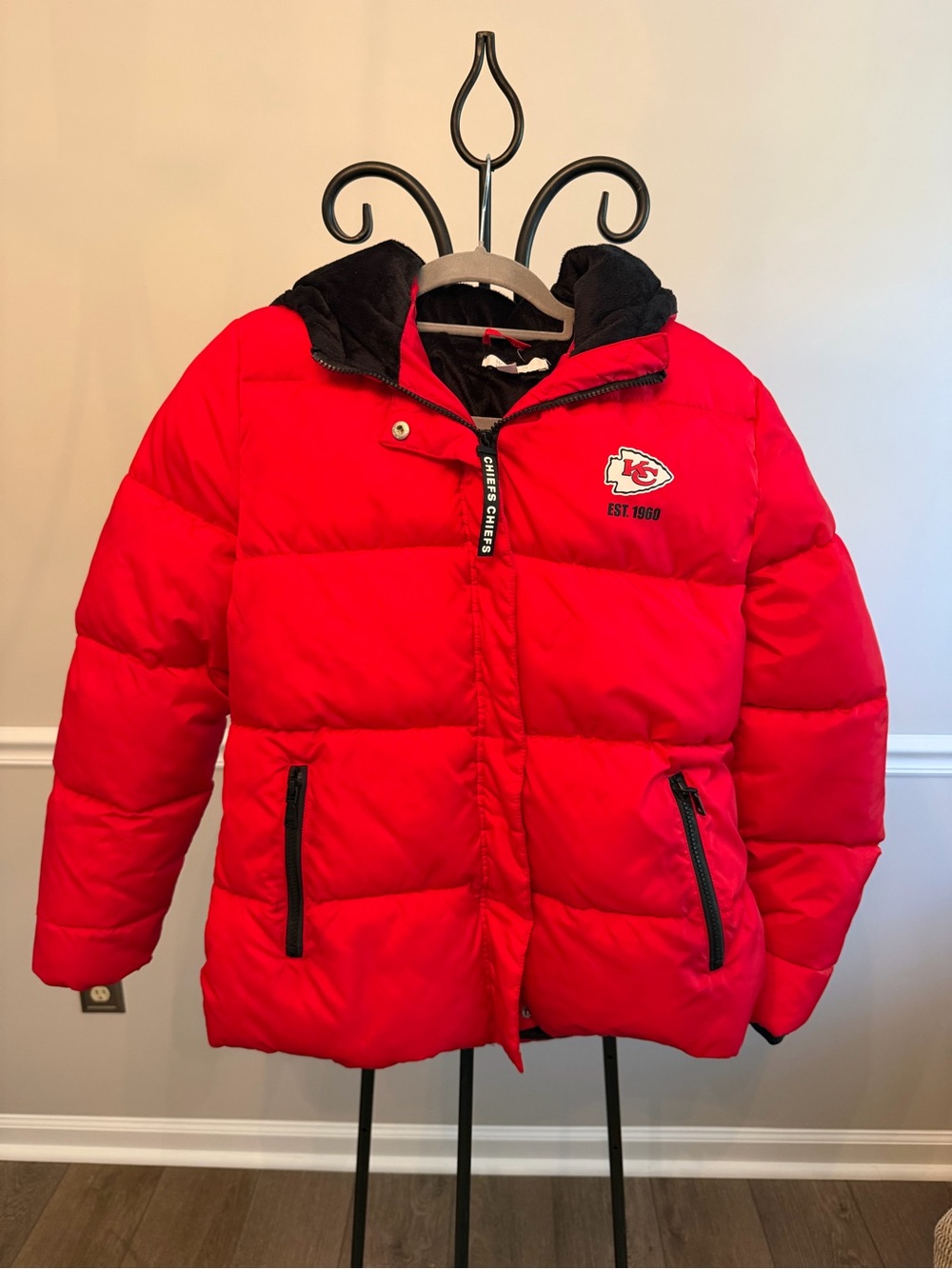 WEAR by Erin Andrews Kansas City Chiefs Hooded Puffer Jacket – Women’s  Small